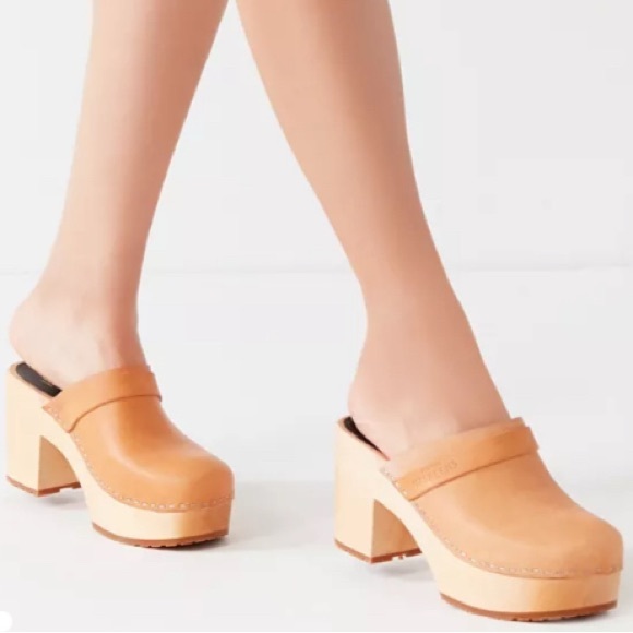 SWEDISH HASBEENS | Toffel Leather Wooden Clogs in Natural Grain - Picture 1 of 10